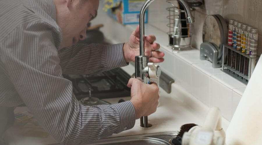 Expert burst pipe repair services in Oilton, TX